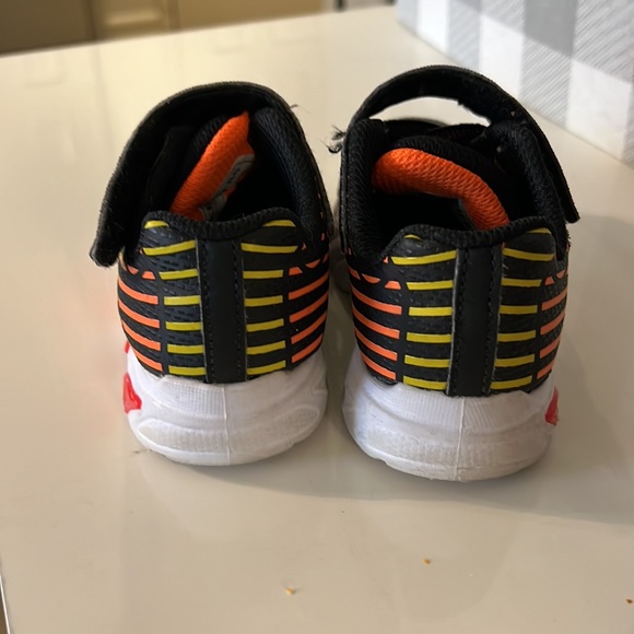 Toddler sketchers light up sneakers - Picture 3 of 6